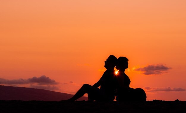 parejasentadasiluetapic01